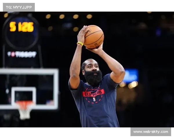 哈登现身快船训练馆与工作人员道别，交易后场面动容